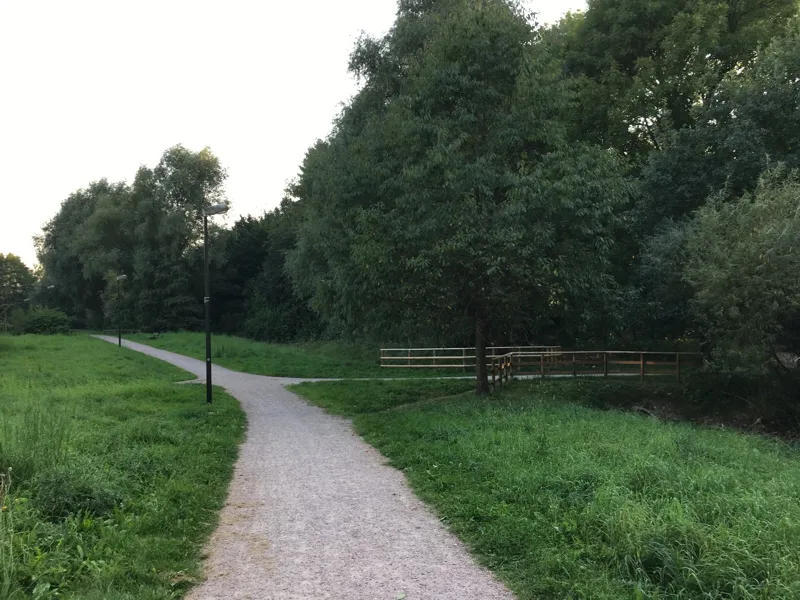 Angrenzende grüne Wege
